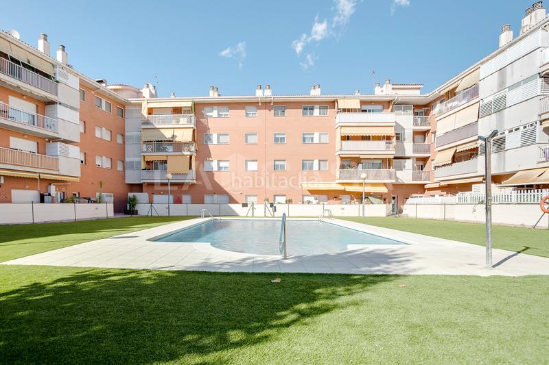 Foto 1abbe534-a194-4611-b067-1ec93e1457f1. Piano terra con parcheggio piscina in Canovelles