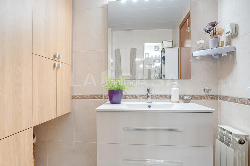 Foto acd913bd-5d65-4478-83ac-1ce236861deb. Piano terra con parcheggio piscina in Canovelles