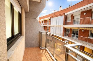 Pis a Collblanc. Oportunidad unica piso para entrar a vivir, cuenta con 3 habitac
