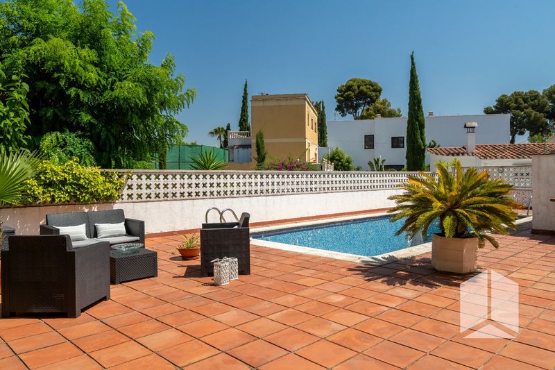 Foto 21747cc4-1001-4798-ac8c-709371281b69. Casa amb aparcament piscina a Montmar Castelldefels