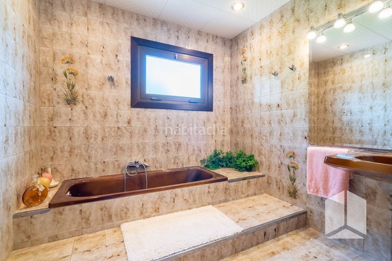 Foto 979f6123-bb4b-43b9-a699-5c4da6548e43. Casa amb aparcament piscina a Montmar Castelldefels