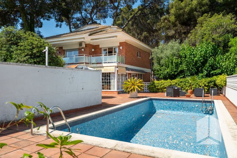 Foto facd4895-5fcb-48e0-ab9d-4a055053019e. Casa amb aparcament piscina a Montmar Castelldefels