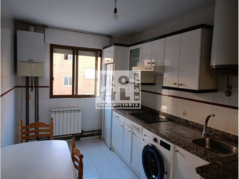 Foto a1b5fb08-0d4d-4a83-a333-a5086a75b078. Flat with heating in Pinilla León
