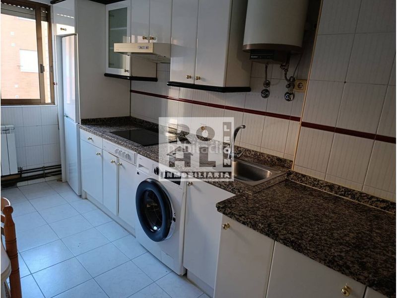 Foto d8a462aa-8a75-4a5f-87cd-2cbbe1d884b8. Flat with heating in Pinilla León