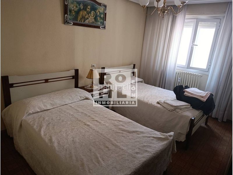 Foto d8db1c75-5a8d-41fd-8c36-fbdd2a915c68. Flat with heating in San Claudio - La Chantría León