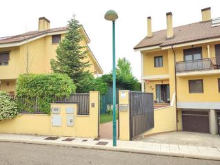 Casa aparellada  La traviata. Chalet adosado en venta