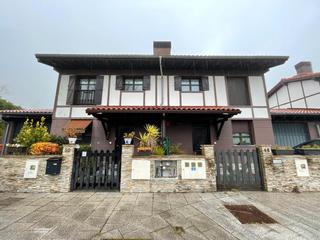 Casa adossada a Elgeta. Chalet adosado con jardín privado en elgeta