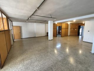Business premise  Avenida abat marcet. Local com. en venta en sant pere.