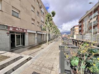 Business premise  Calle pirineus. Local com. en venta en la gripia.