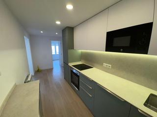 Miete Etagenwohnung  Ramon y cajal. Piso en alquiler en zona escoles, 4 dormitorios.