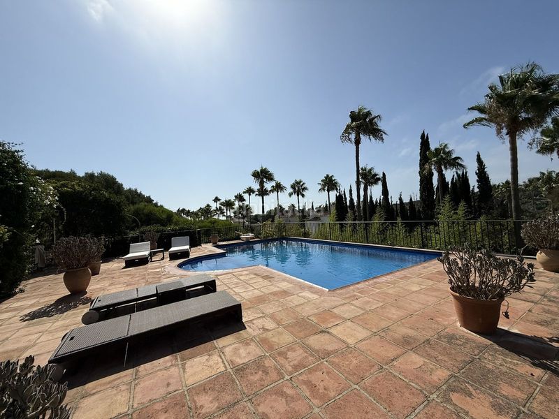 Foto b82bb0a1-7d93-4105-ae59-a54d4a2f89de. Xalet amb piscina a Sotogrande alto Sotogrande