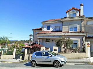 Maison jumelée à Estrada (A). Casa adosada en el centro de a estrada