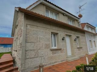 Casa aparellada a Rúa do serriño 135. Chalet pareado en ribeira