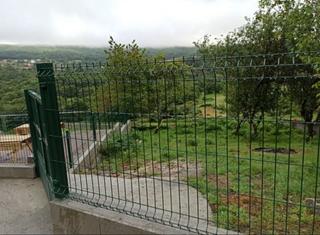 Casa adossada a Praza do mestre cerviño 3. Casa para rehabilitar en covelo.