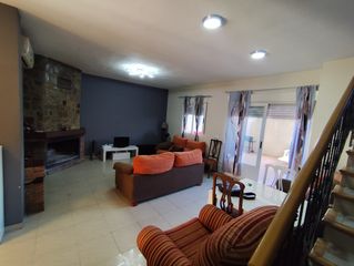 House  Calle donantes de sangre. Oportunidad-4 dorm-3bañ-garaj-patio-junt carrt torrep