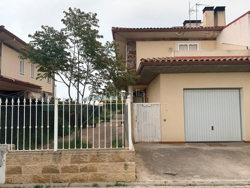 Foto 047b7315-8eed-4d4b-bede-85441916755c. Casa aparellada amb aparcament a Casar (El)