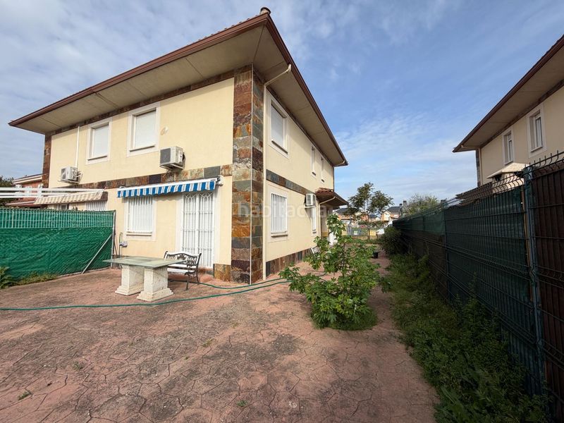 Foto 22d6943b-cbac-46ad-8f67-2707bf17c85c. Casa aparellada amb aparcament a Casar (El)