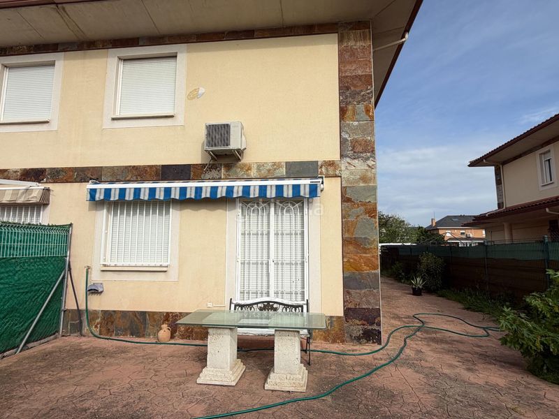 Foto 24fe0763-b498-42e3-b5a2-085e9de58233. Casa aparellada amb aparcament a Casar (El)