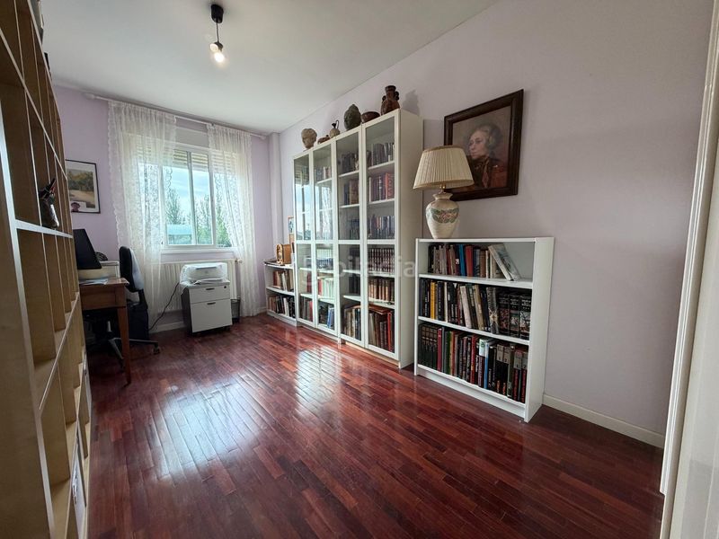 Foto 5b5731bf-6638-44a7-963f-369dda660f93. Casa aparellada amb aparcament a Casar (El)