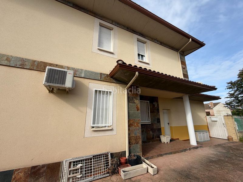 Foto 904557aa-4717-4cf5-957f-fe981691148d. Casa aparellada amb aparcament a Casar (El)