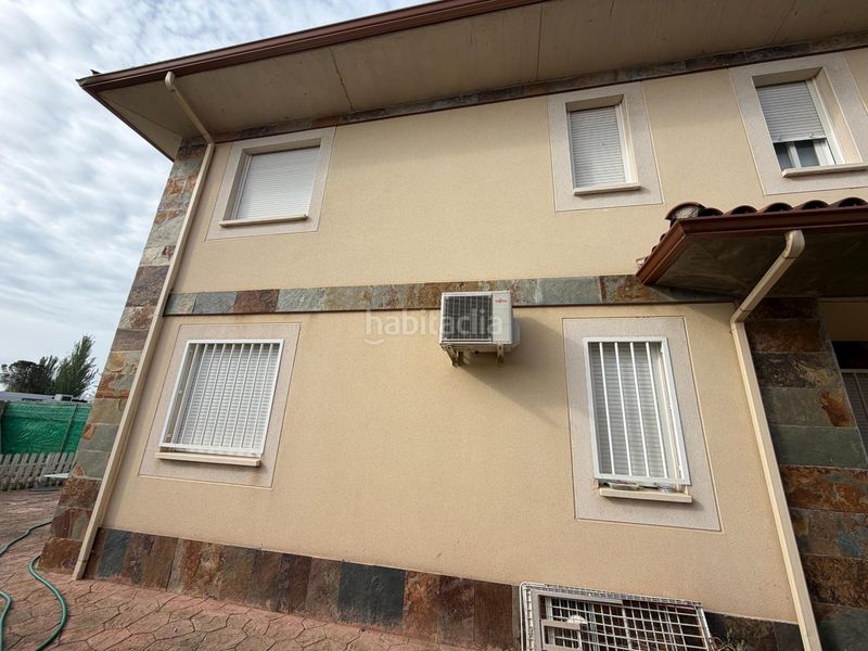 Foto b84c60d0-b6c1-4a29-b120-1e5a10878e45. Casa aparellada amb aparcament a Casar (El)