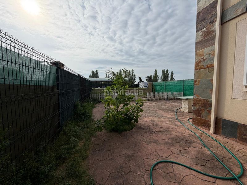 Foto bd3bcebc-6ebb-47ca-a7dd-c3717705ddd7. Casa aparellada amb aparcament a Casar (El)