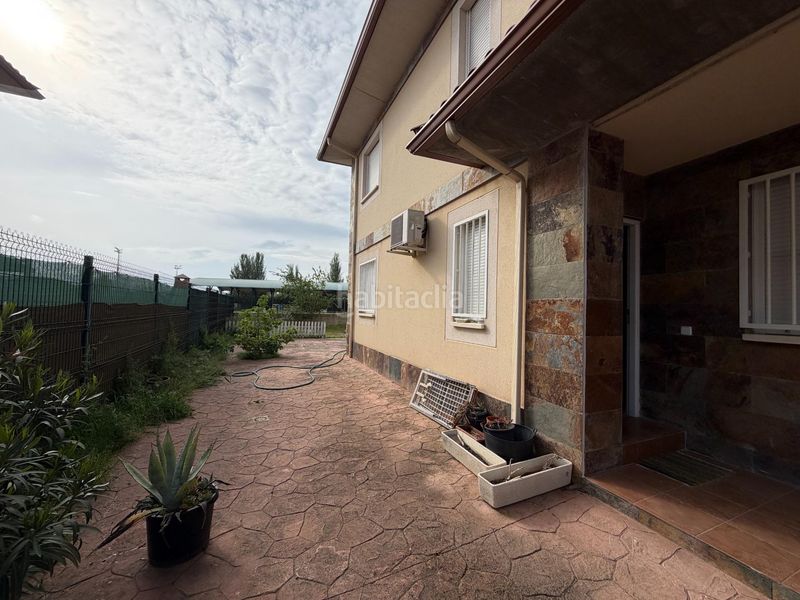 Foto f60c12f3-ff29-449b-975d-7512fbdefd20. Casa aparellada amb aparcament a Casar (El)