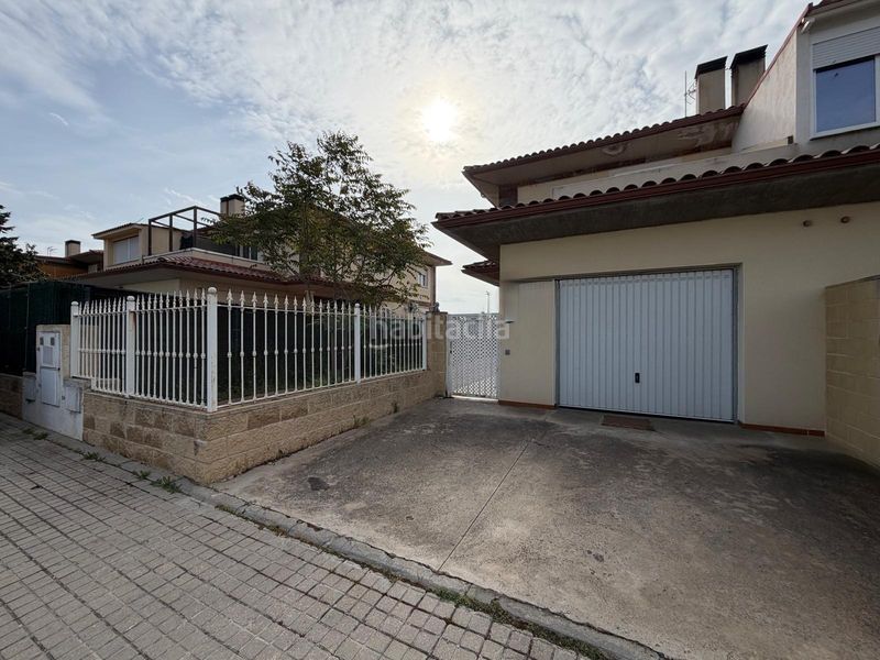 Foto f61b8417-9b13-4d3b-90a5-a6de0a28f774. Casa aparellada amb aparcament a Casar (El)