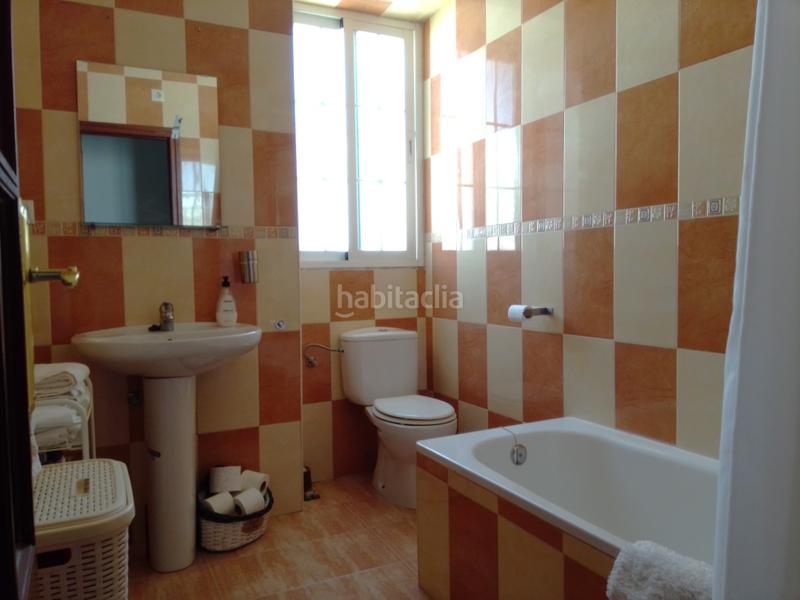 Foto c00fcbf9-2019-4ea3-96ea-86b9a6467d20. Casa adosada casa amplia 6 dormitorios, patio y 2 terrazas en Martos