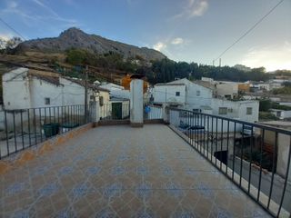 Casa in Martos. Casa amplia con patio y terraza