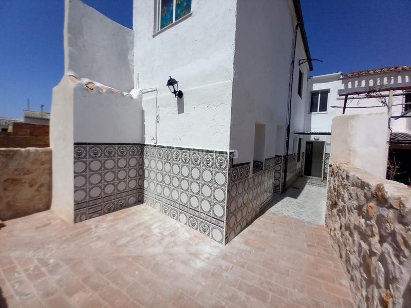 Foto 0d2a5b87-8be2-439e-93a9-1495cc4ab049. Casa adossada a Martos