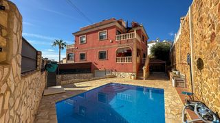 Casa a San Miguel de Salinas. Este adosado, construido en 2007, ofrece una combinacioacuten eq
