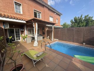 Casa  Pi i margall. Exclusiva casa con jardín, piscina, bodega y buhardilla  lista p