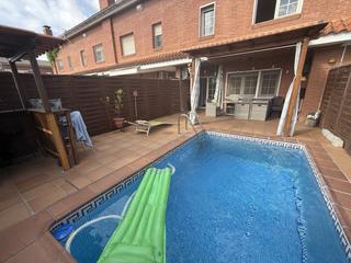 Casa  Pi i margall. Exclusiva casa con jardín, piscina, bodega y buhardilla  lista p