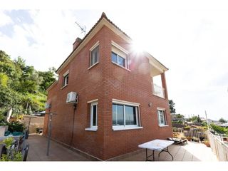 Chalet  Calle sentmenat 30. Espectacular villa de 250 m en cerdanyola del vallès