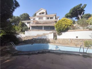 Casa a Calle antoni gaudí 15. Casa en venta en sant fost de campsentelles