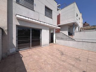 Casa bifamiliare  Avenida can canyameres 5-7. Casa apareada en sentmenat.