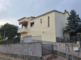 House  Calle montsant. Casa en venta en riells i viabrea