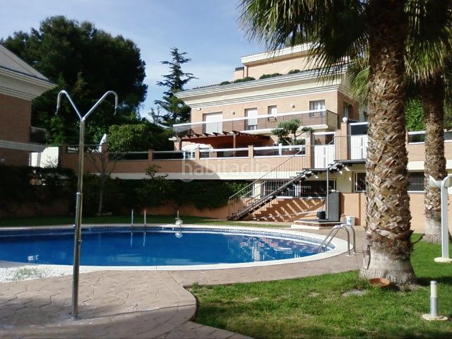 Foto 60dcfcc2-7b5e-4968-bbe6-abd1e72f5359. Casa aparellada amb calefacció aparcament piscina a Salou