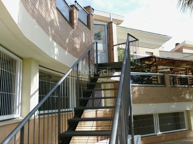 Foto 8a8da490-6ec6-4673-9fd0-89ab18c12901. Casa aparellada amb calefacció aparcament piscina a Salou