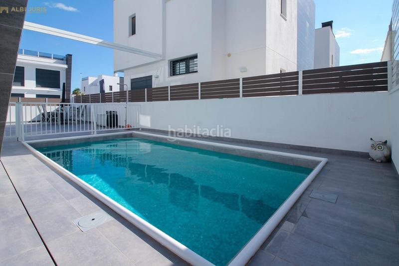 Foto c32a8986-8b34-4b7e-87a3-142ef728d73e. Chalet with parking in Monte y Mar Santa Pola