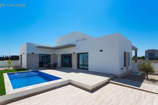 Xalet en Daya Nueva. Villa moderna en una sola planta