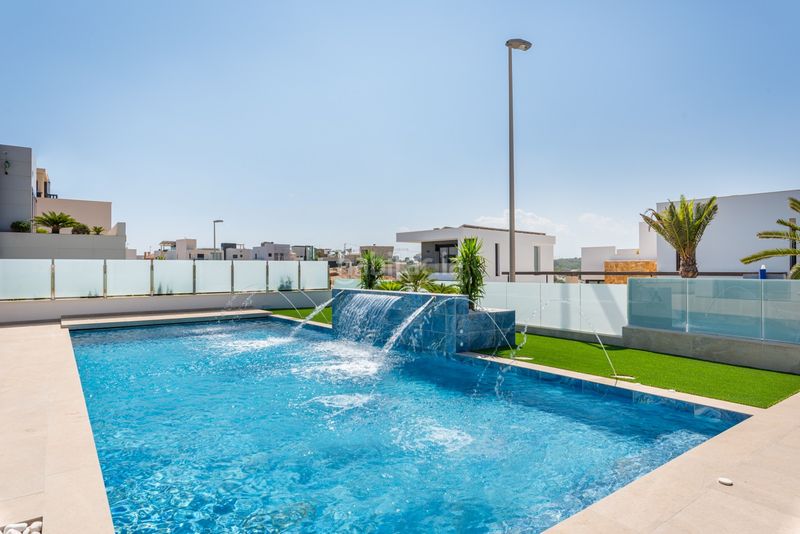Foto 7106761e-be18-4732-8803-f6a9e37c7ebb. Chalet en Campoamor Orihuela