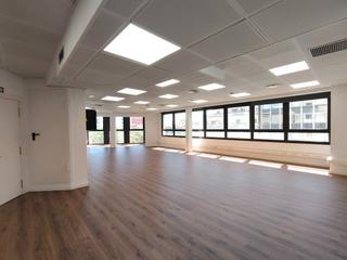 Rent Office space  Ronda de sant pere. Oficina en alquiler disponible en plaça urquinaona