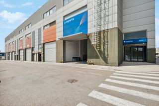 Industrial building in Carrer de Marie Curie