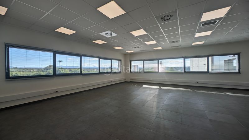 Foto b8ec91d4-90cc-4cdf-9629-453e2b0d099c. Rent industrial building with heating in Riudarenes