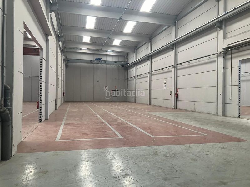 Foto 8ab2bc91-cbba-438f-a7f7-dfaec129dd53. Industrial building with heating in Barri dels Escriptors Salt