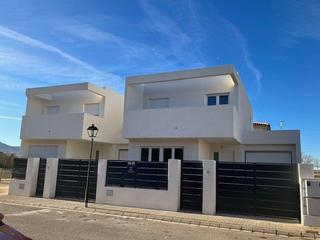 Casa adossada a Alpera. Viviendas unifamiliares en alpera
