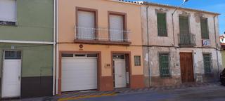 Casa a Almansa. Casa compuesta por dos viviendas independientes