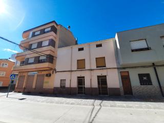 Casa a Almansa. Casa con planta baja, primera altura y camaras